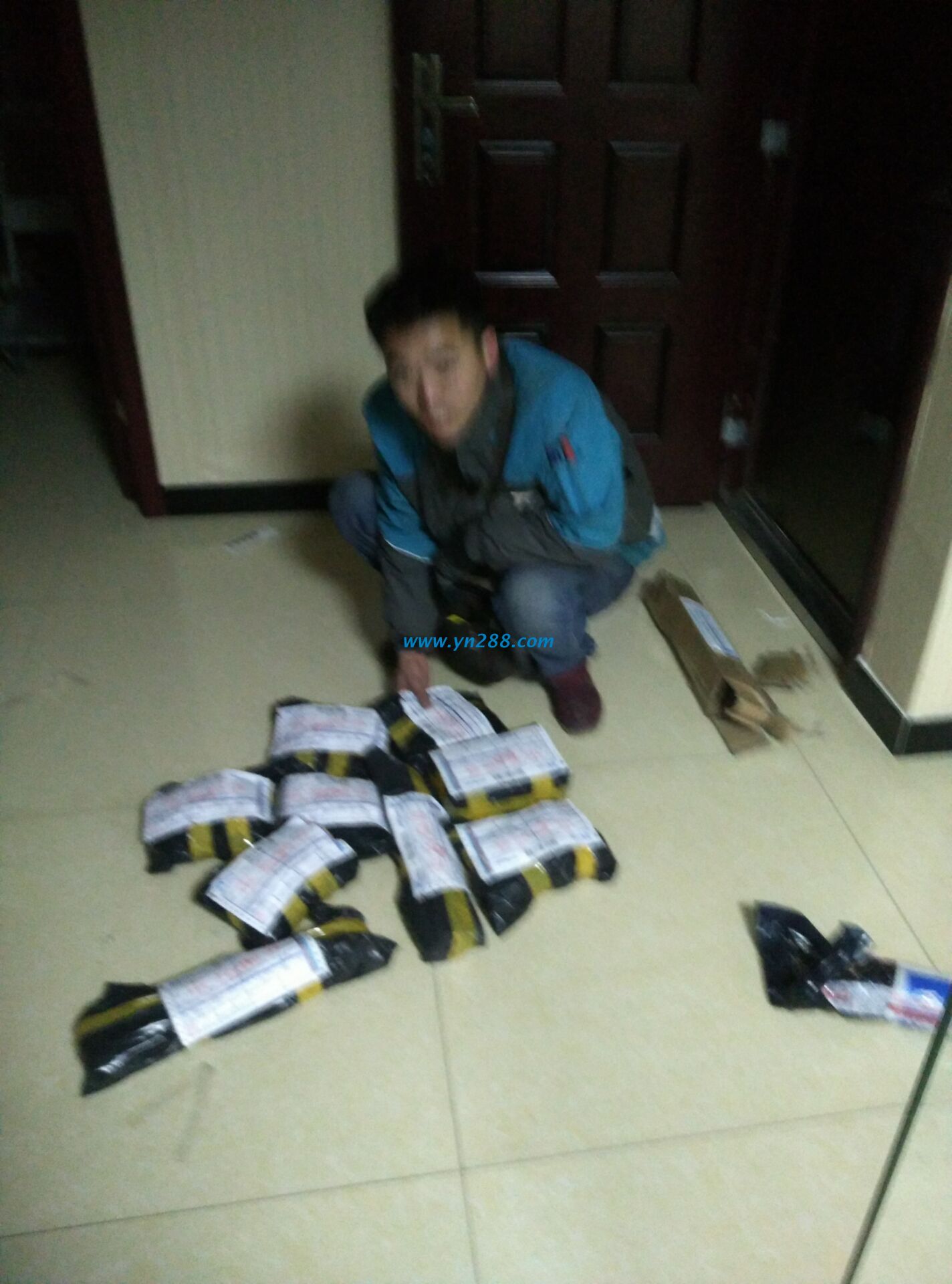  武安小夫妻帶寶寶來(lái)找手工活，沒(méi)有編號(hào)被婉拒