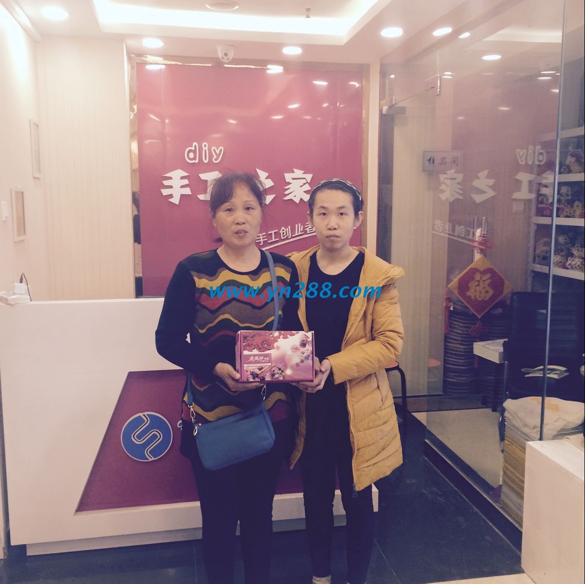 西安戶縣張女士初學珠繡忘壓線導致作品松散，手工活之家現(xiàn)場指導至熟練(圖1)