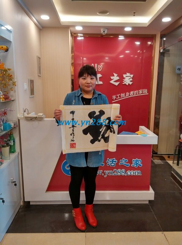 鄭州美女在家做手工活珠繡，打算組織周圍姐妹一起做(圖1)