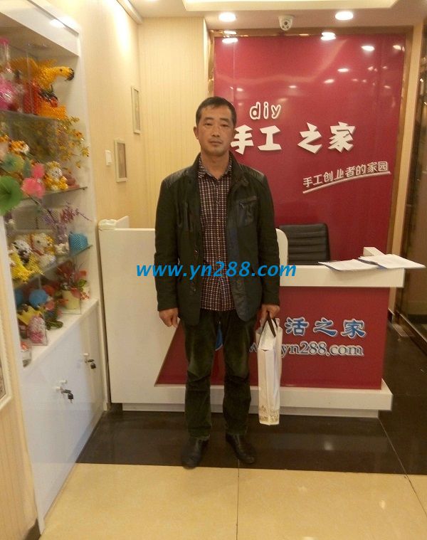 河南新鄉(xiāng)翟大叔來(lái)手工活之家總部考察，欲組織村里閑散人員婦女做手工活(圖1)