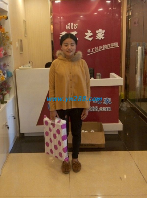 邯鄲廣平煙女士來(lái)手工活之家總部考察，找到加工費(fèi)高的手工活(圖1)