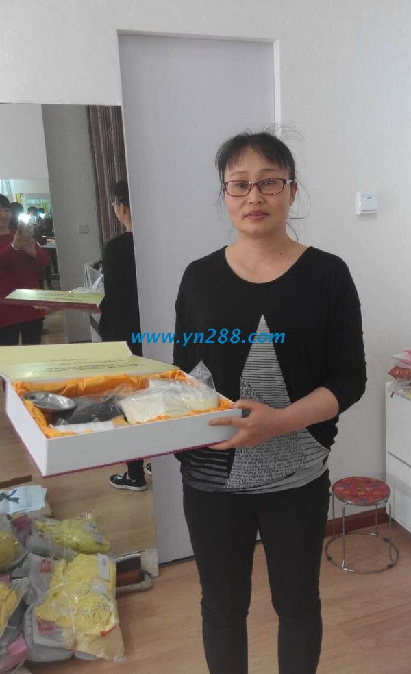 云南大理商貿(mào)城楊女士業(yè)余時間做手工活珠繡加工 云南大理商貿(mào)城楊女士業(yè)余時間做手工活珠繡加工(圖1)
