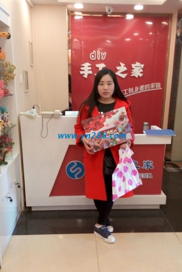 邯鄲永年化妝品店趙女士親自來手工活之家總部考察，欲兼職做手工活(圖1)