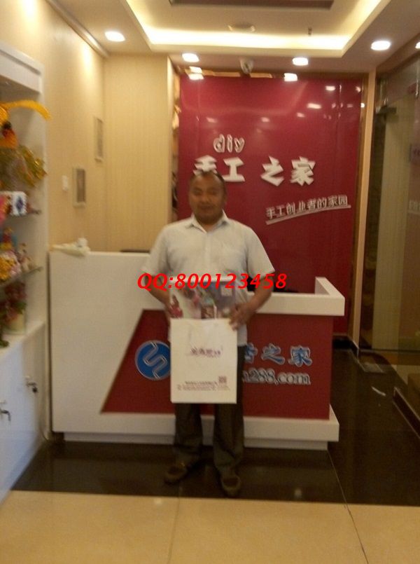 河南淅川縣百先生來(lái)手工活之家考察，欲組織當(dāng)?shù)亻e散人員做手工活(圖1)