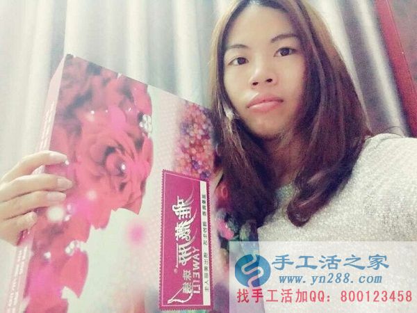 廣東湛江白領(lǐng)吳女士熱衷手工制作，業(yè)余時間做手工活珠繡增加收入(圖1)