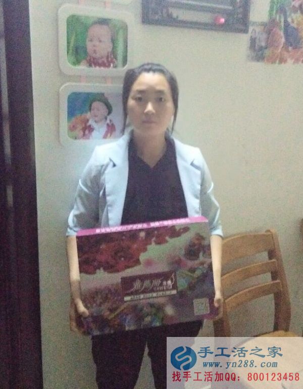 河南平頂山寶媽張女士業(yè)余時(shí)間做手工活串珠繡，賺錢(qián)不誤帶孩子！(圖1)