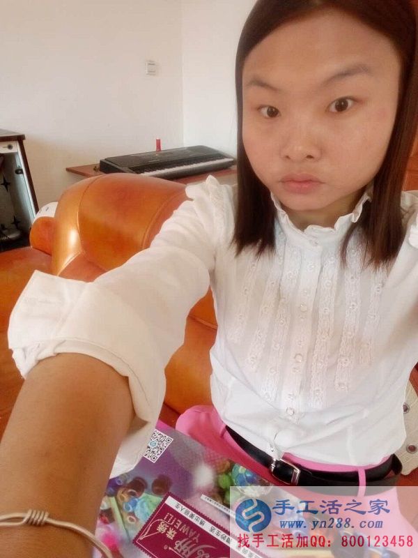 河南商城徐女士做手工活串珠繡，上班族業(yè)余時(shí)間兼職手工活賺外快(圖1)
