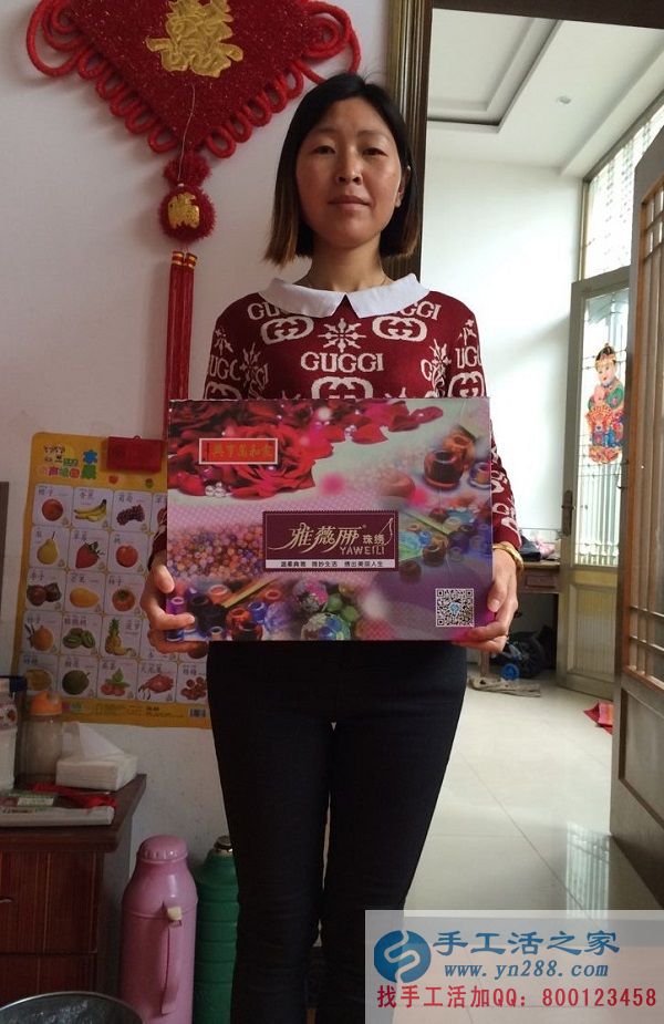 江蘇泰州婦女在家?guī)Ш⒆又嘧鍪止せ畲槔C，輕松賺加工費(fèi)(圖1)