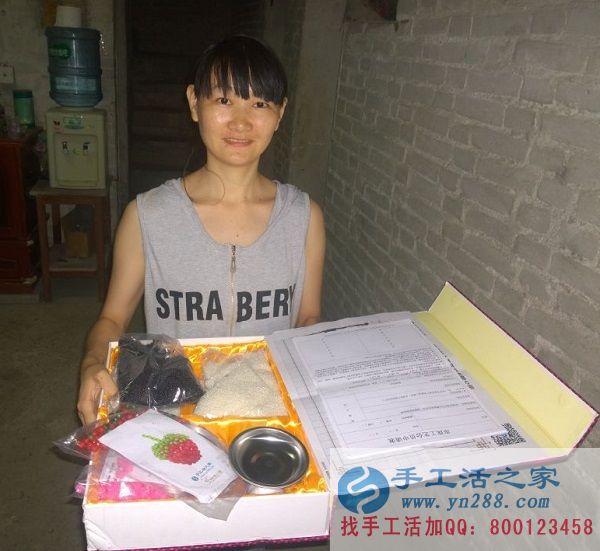 上有老下有小生活壓力大，廣東佛山李女士業(yè)余時(shí)間做手工活賺外快(圖1)