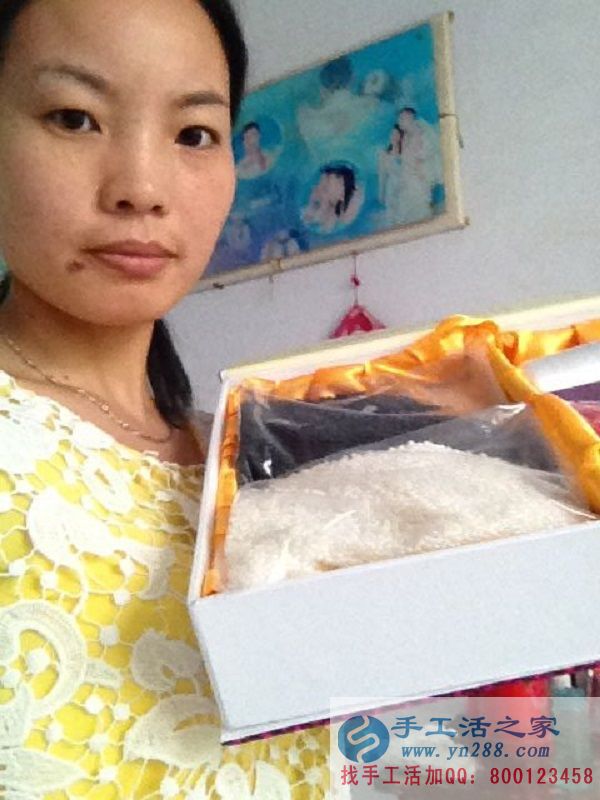 河南安陽趙女士在家?guī)殞毾胝覀€手工活做掙點零花錢減輕老公負擔(dān)(圖1)