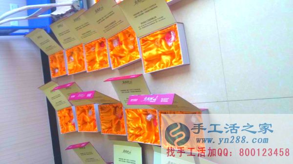 手工活之家外發(fā)加工2016年7月1日包貨記錄 手工活之家工作人員將禮盒整齊擺在地上