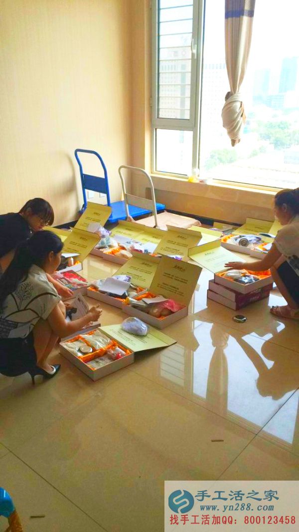 手工活之家外發(fā)加工2016年7月1日包貨記錄 工作人員將禮盒一一檢查,包好