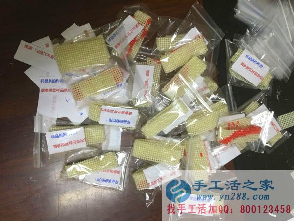 手工活之家外發(fā)加工2016年7月2日包貨記錄 將今天包裝的串珠繡所需要的樣品條整理在一起的特寫照片