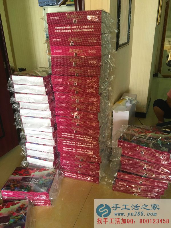手工活之家外發(fā)加工2016年7月4日包貨記錄 工作人員將所有禮盒進(jìn)行二次包裝