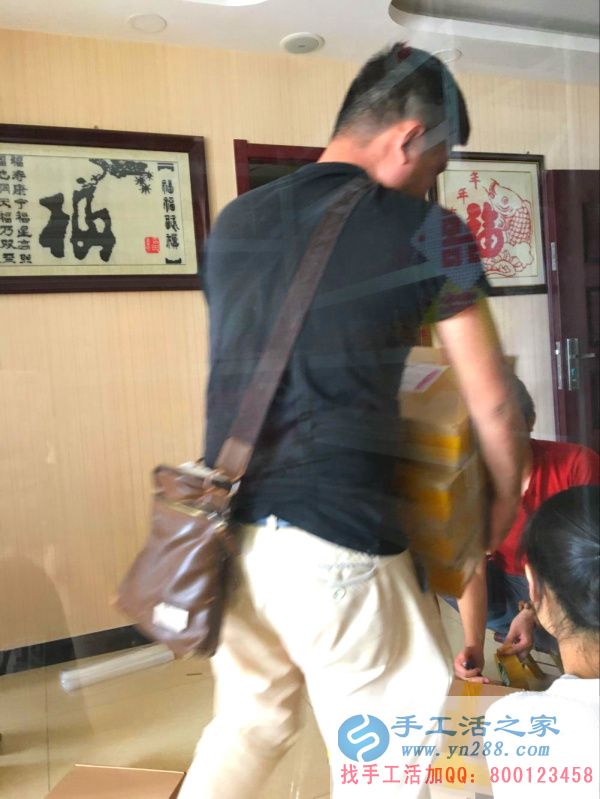 手工活之家外發(fā)加工2016年7月12日包貨記 禮盒進(jìn)行二次包裝后,快遞小哥來搬貨