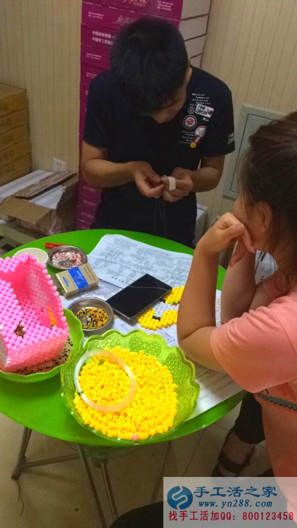 手工活之家工作人員正在認(rèn)真串珠