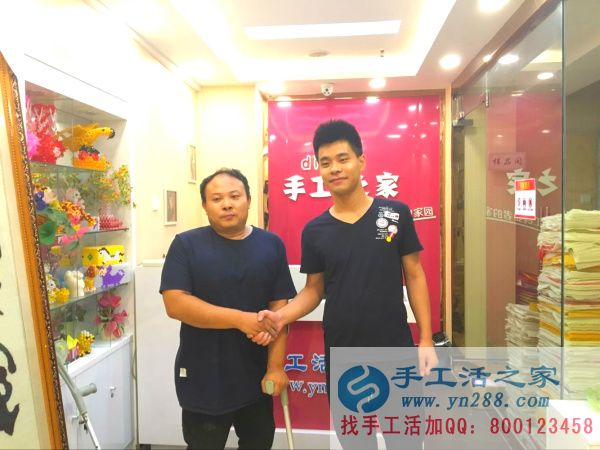 手工活之家山西陽泉代理商正在認(rèn)真做手工活: 山西陽泉代理商與手工活之家網(wǎng)項(xiàng)目人合照!