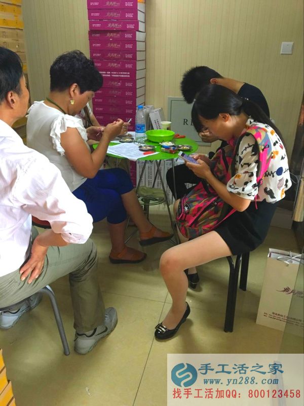 手工活之家山西陽泉代理商正在認(rèn)真做手工活: 大珠小珠落玉盤