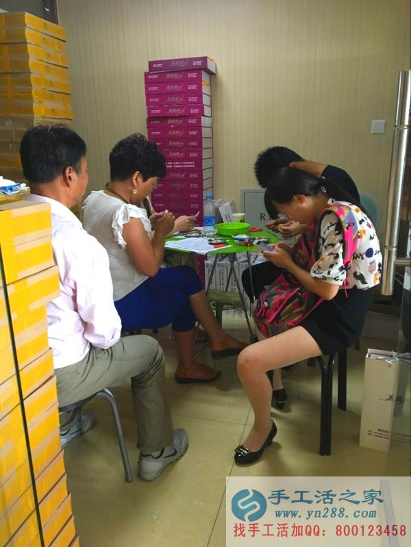 手工活之家山西陽泉代理商正在認(rèn)真做手工活: 手工活之家最帥代理商正在認(rèn)真比照?qǐng)D紙