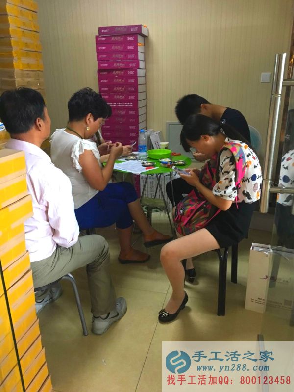 手工活之家山西陽泉代理商正在認(rèn)真做手工活: 手工活之家山西陽泉代理商正在認(rèn)真串珠