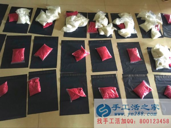 手工活之家外發(fā)加工2016年7月27日發(fā)貨記錄: 工作人員將所需要的紅色仿珍珠放置在袋