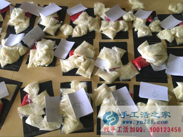 手工活之家外發(fā)加工2016年7月27日發(fā)貨記錄: 工作人員將白色仿珍珠和圖紙放在相應(yīng)位置上