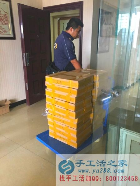 手工活之家外發(fā)加工2016年7月27日發(fā)貨記錄: 快遞小哥將貨全部拉走