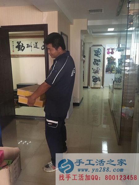 快遞小哥正在搬貨，被紙抽盒吸引的走不動啦