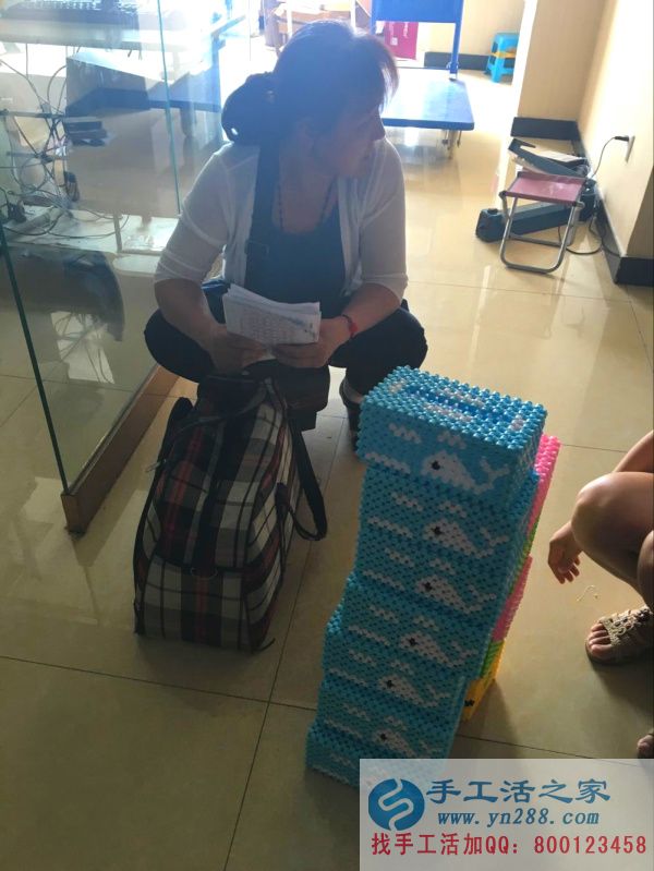 手工活之家代理商正在認(rèn)真做手工活: 手工活之家的代理送來的紙抽盒是不是很漂亮!