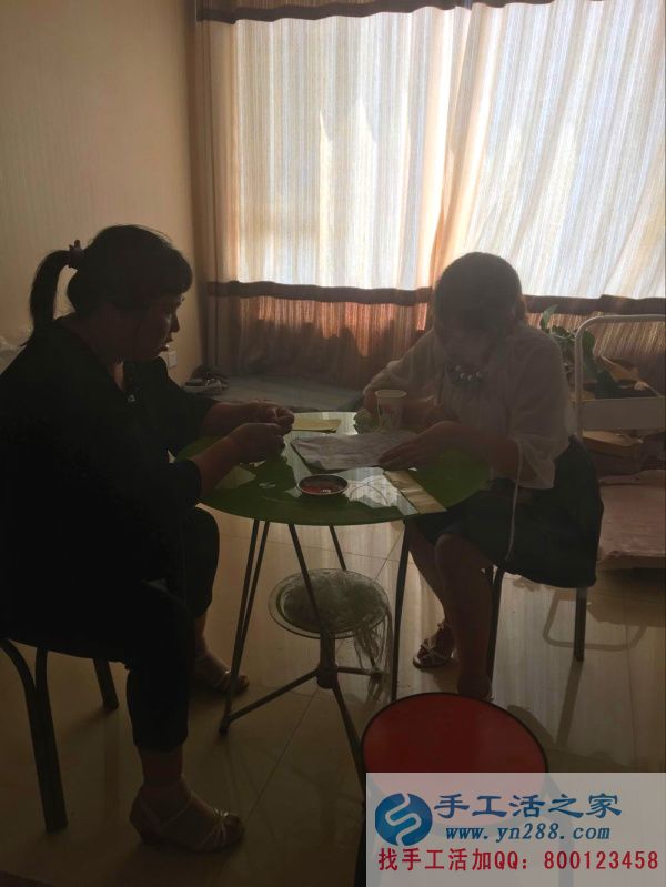 手工活之家代理商正在認(rèn)真做手工活: 手工活之家美女代理商正在認(rèn)真比照圖紙