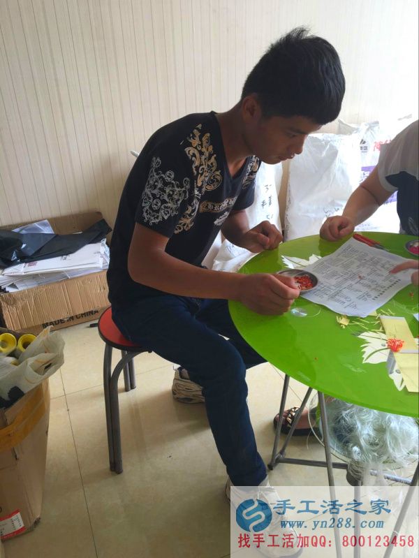 手工活之家代理商正在認(rèn)真做手工活: 手工活之家的代理是不是學(xué)習(xí)的很認(rèn)真!