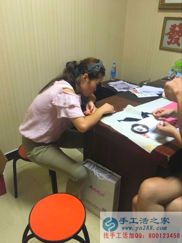 手工活之家代理商正在認(rèn)真做手工活: 大珠小珠落玉盤