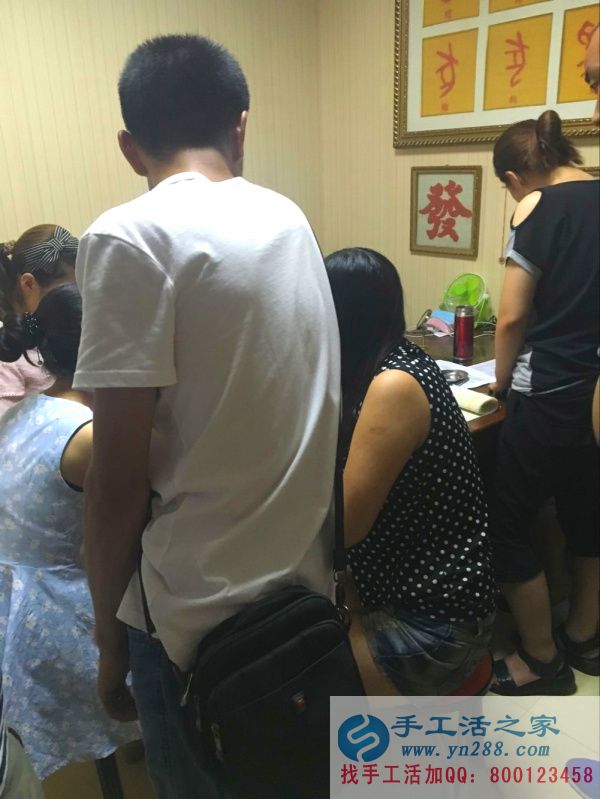 手工活之家代理商正在認(rèn)真做手工活: 手工活之家美女代理商正在認(rèn)真比照?qǐng)D紙