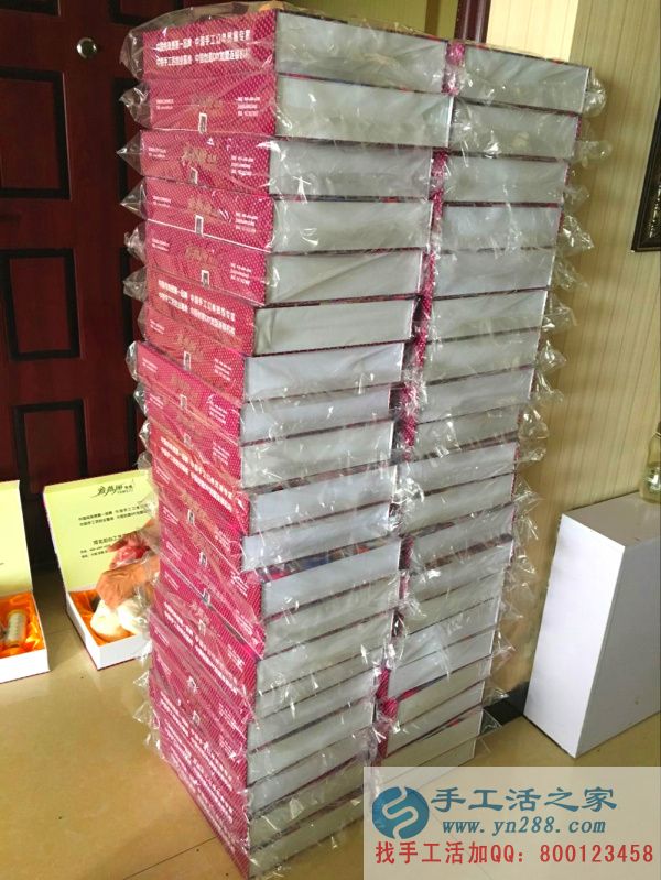 所有材料都放齊后，禮盒進(jìn)行密封中