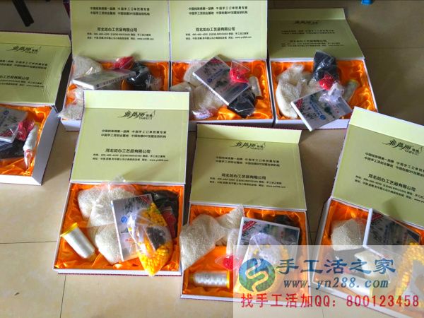 手工活之家網(wǎng)的員工將串珠繡所需要的材料、工具、光盤放入禮盒中