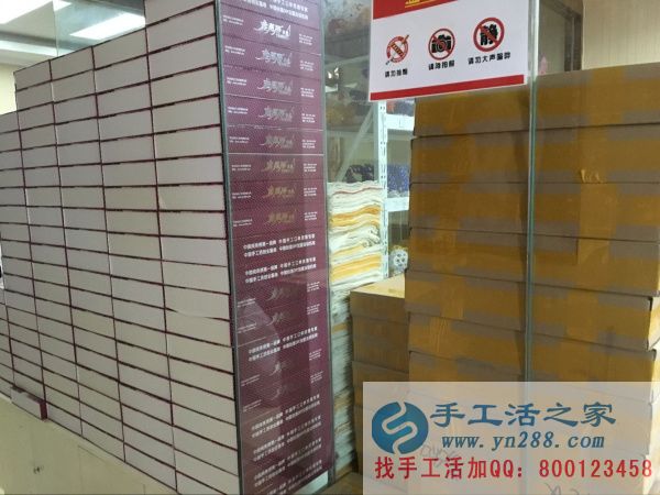 滿目整齊的禮盒，如待檢閱的士兵，震撼你我心靈