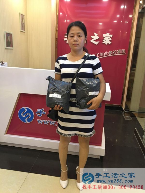 驗(yàn)收合格后，河南客戶又拿了兩套作品，回家等待加工費(fèi)