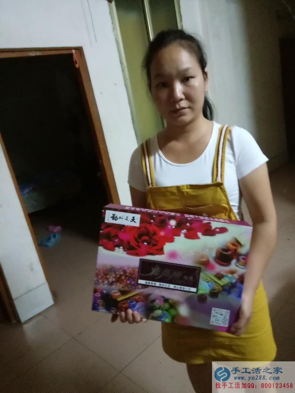 廣西百色哪里有手工活外發(fā)加工的，黃女士在家做手工活串珠加工補(bǔ)貼家用
