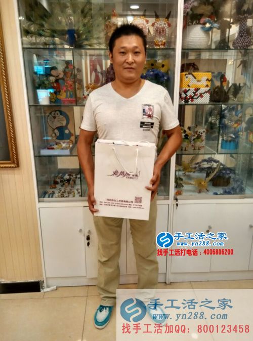 河南濟源退伍軍人王先生來手工活之家尋找合作項目，看好串珠繡產(chǎn)品加工