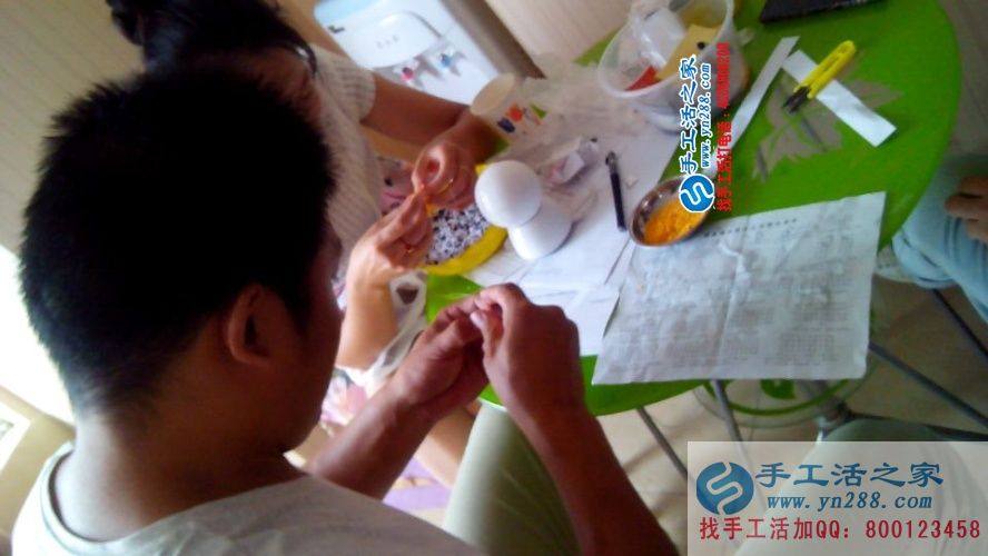 河南濟源退伍軍人王先生來手工活之家尋找合作項目，看好串珠繡產(chǎn)品加工