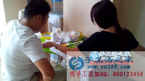 河南濟源退伍軍人王先生來手工活之家尋找合作項目，看好串珠繡產(chǎn)品加工