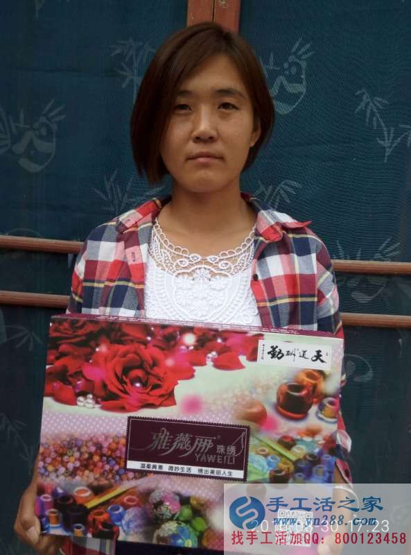 山東濟(jì)寧鄉(xiāng)村教師王女士兼職手工活串珠繡賺錢致富改善生活！