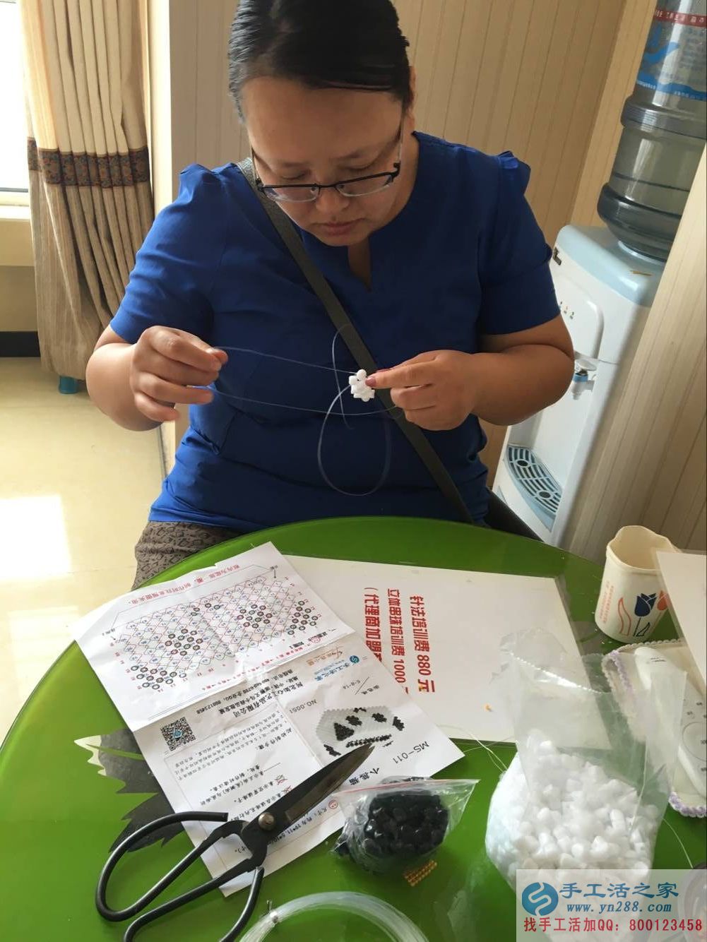 在家兼職工作有哪些？河南濟(jì)源農(nóng)村閆大姐帶孩子做串珠繡