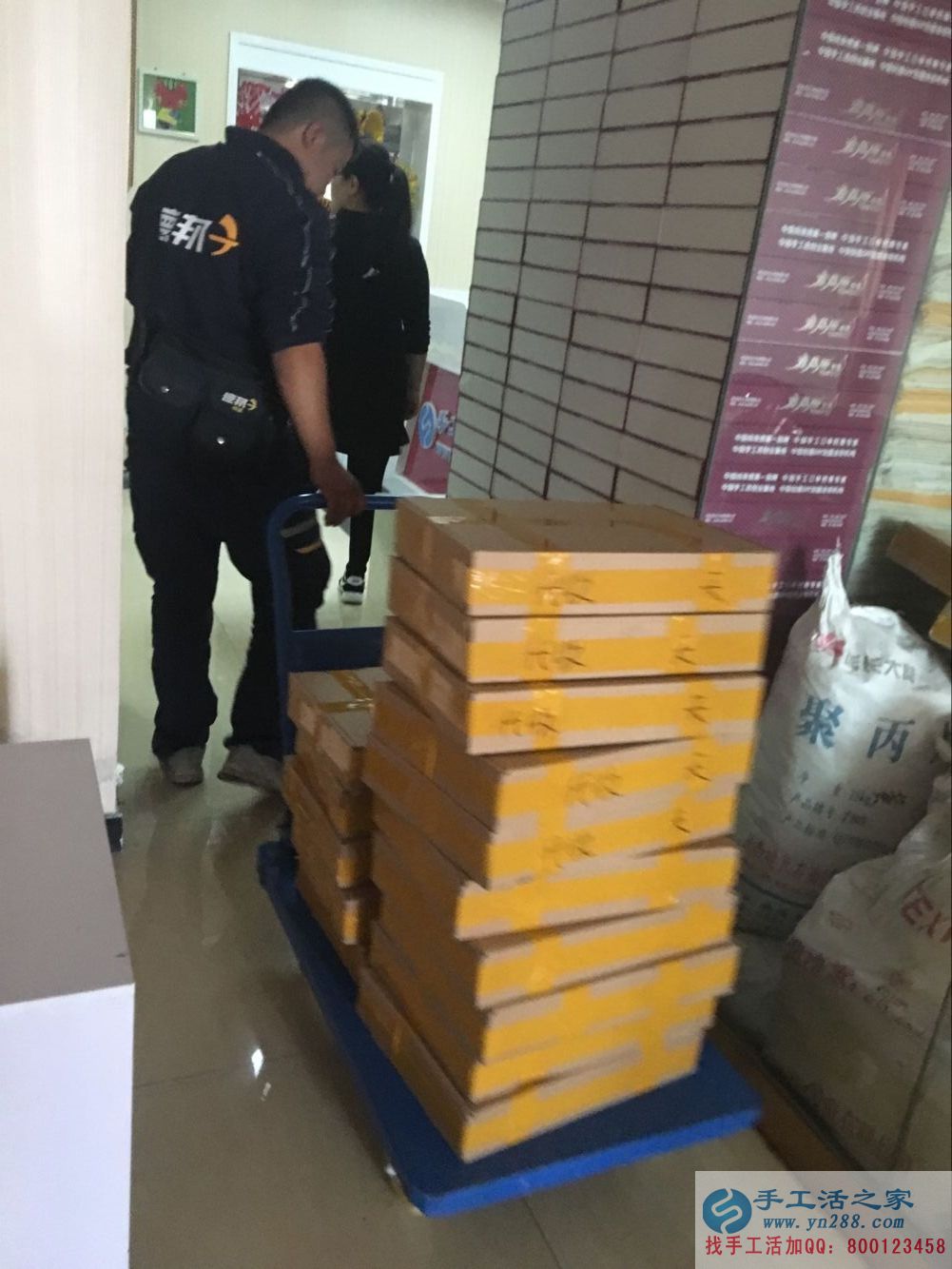 在家能做的兼職，邢臺理發(fā)店老板前來手工活之家做串珠加工外發(fā)