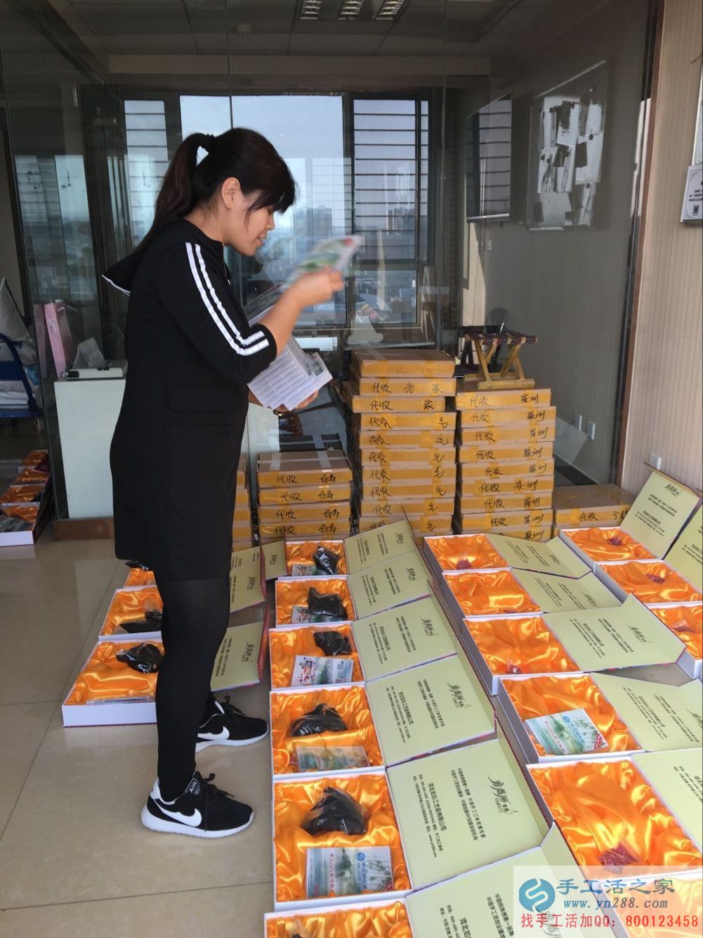 在家能做的兼職，邢臺理發(fā)店老板前來手工活之家做串珠加工外發(fā)