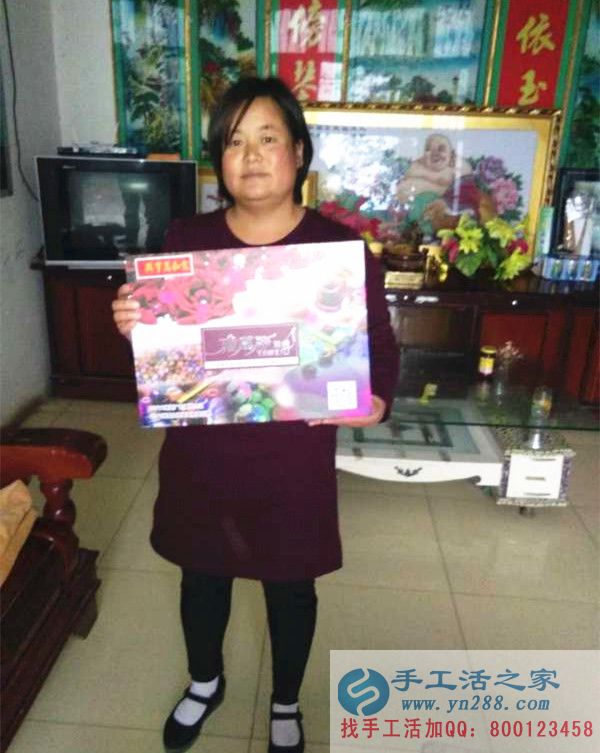 河南周口寶媽陳女士在家?guī)Ш⒆又嘞朐僬尹c(diǎn)手工活做 河南周口寶媽陳女士在家?guī)Ш⒆又嘞朐僬尹c(diǎn)手工活做