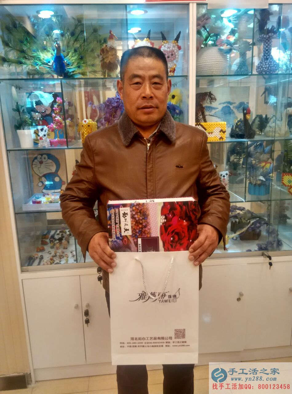  河南農(nóng)民王大叔想掙錢來(lái)到手工活之家給老伴找手工活做