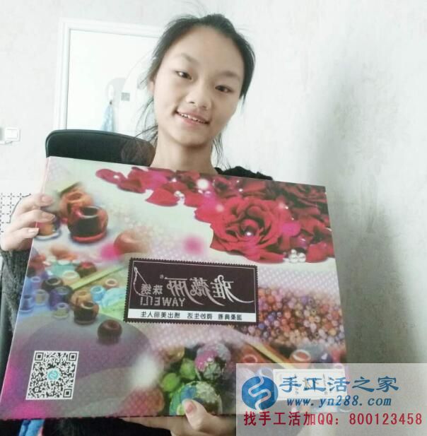 河南新鄉(xiāng)蔣女士找到在家賺錢(qián)的方法，做在家串珠手工活