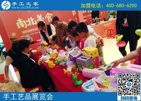 開糧店的老哥做彩珠繡，河南商水胡先生堅(jiān)持做正規(guī)供料的手工活掙錢