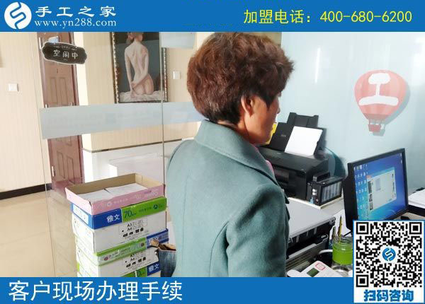 11月3日，找手工活做，可以帶回家做的手工活，手工之家的彩珠繡是首選。手工之家接待考察加工客戶剪影